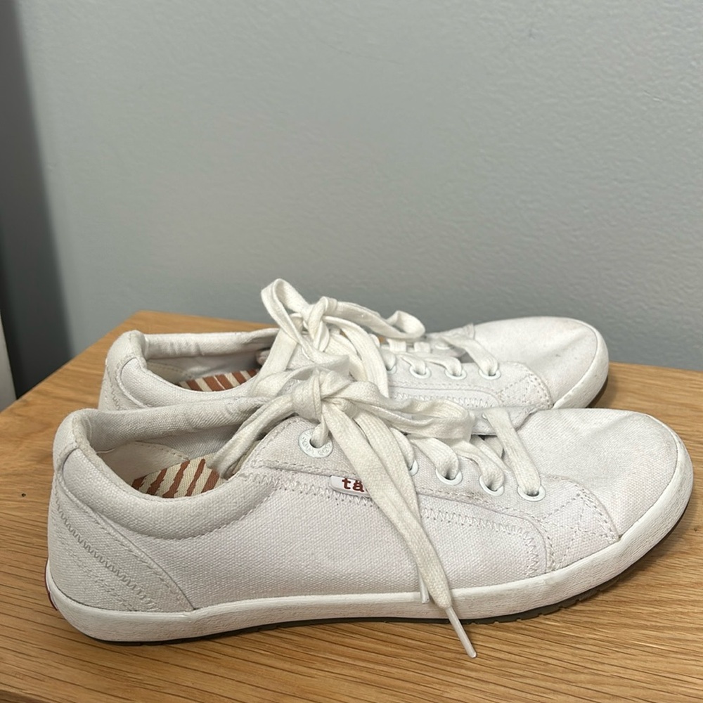 Taos Star Sneakers white Black Canvas size 6.5- used good condition